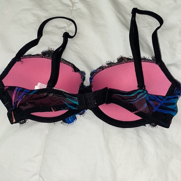 Victoria’s Secret Bra - Picture 2 of 4